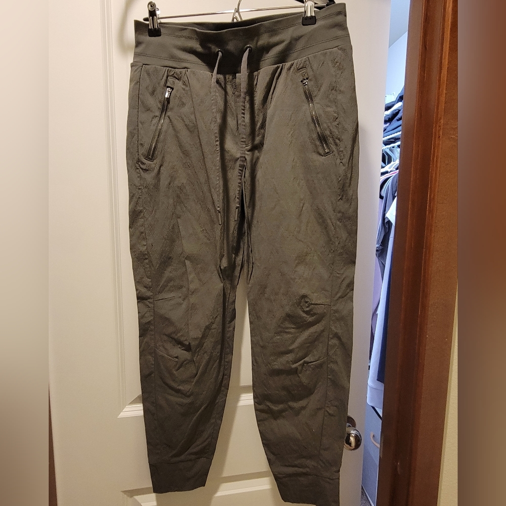 Athleta trekkie north jogger size 6
